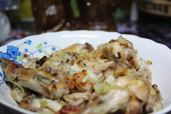 プレートのクローズ アップの玉ねぎ炒め鶏 写真の焼き皿の上の肉 玉ねぎ おいしい 栄養価の高い Chicken Food の作品 — ストック写真