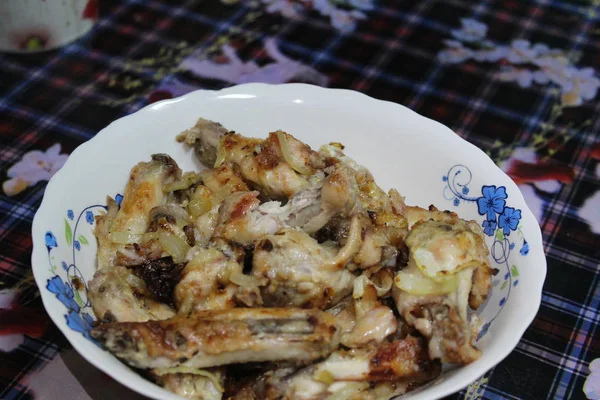 Frango Frito Com Cebolas Uma Chapa Close Foto Carne Assada — Fotografia de Stock