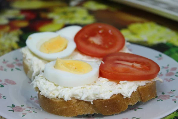 Sandviç Bir Somun Peynir Yumurta Domates Bir Parça Ekmek Peynir — Stok fotoğraf