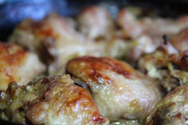 kızarmış tavuk, sulu et ev mutfak parçaları / fotoğraf kızarmış et parçaları. evde fırında tavuk eti pişirdim. lezzetli kızarmış kabuk ile tavuk. Kahvaltı food.lunch ya da akşam yemeği.