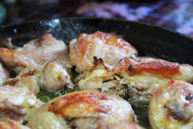 kızarmış tavuk, sulu et ev mutfak parçaları / fotoğraf kızarmış et parçaları. evde fırında tavuk eti pişirdim. lezzetli kızarmış kabuk ile tavuk. Kahvaltı food.lunch ya da akşam yemeği.