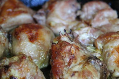 kızarmış tavuk, sulu et ev mutfak parçaları / fotoğraf kızarmış et parçaları. evde fırında tavuk eti pişirdim. lezzetli kızarmış kabuk ile tavuk. Kahvaltı food.lunch ya da akşam yemeği.