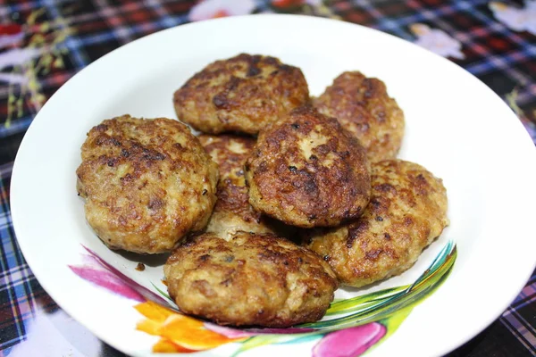 et cutlets, bir plaka üzerinde kızarmış/fotoğraf et cutlets. kızarmış cutlets. domuz eti ve sığır eti. birkaç tane plakada. ev yapımı gıda.