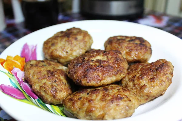 et cutlets, bir plaka üzerinde kızarmış/fotoğraf et cutlets. kızarmış cutlets. domuz eti ve sığır eti. birkaç tane plakada. ev yapımı gıda.