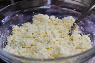 bir cam çanak börek yapmak için süzme peynir karışımı / fotoğraf ev cooking.in süzme peynir bir kase mixture.it pies için kullanılır.onun rengi beyaz.tencere şeffaftır.