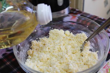bir cam çanak börek yapmak için süzme peynir karışımı / fotoğraf ev cooking.in bir kase süzme peynir mixture.it bottle.it bitkisel yağ eklenir pies için kullanılır.onun rengi beyaz.tencere şeffaftır.