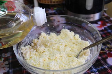 bir cam çanak börek yapmak için süzme peynir karışımı / fotoğraf ev cooking.in bir kase süzme peynir mixture.it bottle.it bitkisel yağ eklenir pies için kullanılır.onun rengi beyaz.tencere şeffaftır.