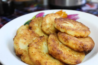 kızarmış süzme peynirli cheesecakes bir tabak / fotoğraf köy peynircheesecakes.onlar ocakta pişirilir.tavada kızarmış.bir tabakta süzme peynir cheesecakes.lezzetli ev yapımı gıda.