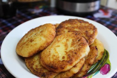 kızarmış süzme peynirli cheesecakes bir tabak / fotoğraf köy peynircheesecakes.onlar ocakta pişirilir.tavada kızarmış.bir tabakta süzme peynir cheesecakes.lezzetli ev yapımı gıda.