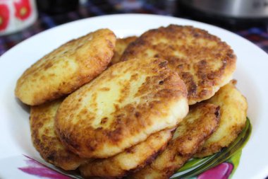 kızarmış süzme peynirli cheesecakes bir tabak / fotoğraf köy peynircheesecakes.onlar ocakta pişirilir.tavada kızarmış.bir tabakta süzme peynir cheesecakes.lezzetli ev yapımı gıda.