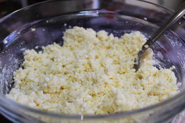 bir cam çanak börek yapmak için süzme peynir karışımı / fotoğraf ev cooking.in süzme peynir bir kase mixture.it pies için kullanılır.onun rengi beyaz.tencere şeffaftır.
