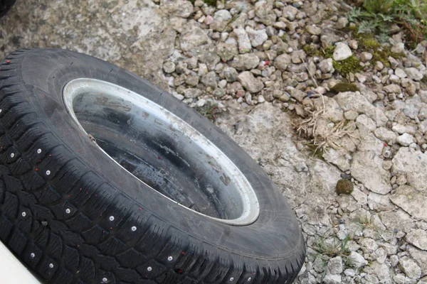 旧有镶嵌的橡胶车轮 汽车车轮照片 带尖刺的黑色轮胎是旧的 — 图库照片