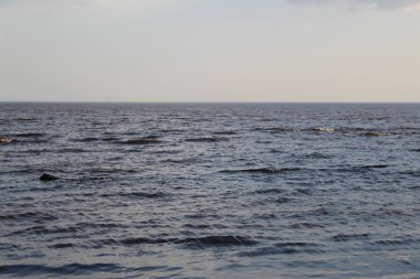 Beyaz göl. Baharda dalgalar ve mavi gökyüzü. Beyaz Göl 'ün fotoğrafı. Spreing zamanının büyük mavi dalgaları üzerinde. Gökyüzü beyaz bulutlarla mavidir. Güneşli hava. Rusya 'nın Vologda bölgesindeki güzel beyaz göl..