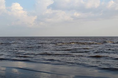 Beyaz göl. Baharda dalgalar ve mavi gökyüzü. Beyaz Göl 'ün fotoğrafı. Spreing zamanının büyük mavi dalgaları üzerinde. Gökyüzü beyaz bulutlarla mavidir. Güneşli hava. Rusya 'nın Vologda bölgesindeki güzel beyaz göl..