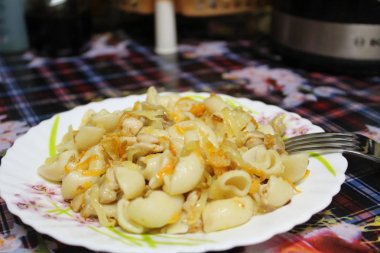 makarna plaka sıcağına fotoğraf. / kızarmış tavuk eti ile pişmiş makarna.kızarmış lahana ve havuç ilave edilir. akşam yemeği için lezzetli besleyici gıda bir tabak, Kahvaltı, öğle yemeği