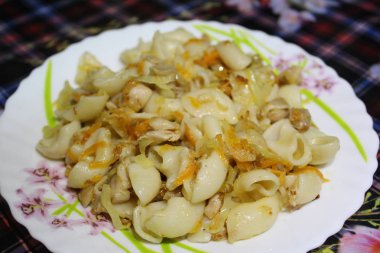 makarna plaka sıcağına fotoğraf. / kızarmış tavuk eti ile pişmiş makarna.kızarmış lahana ve havuç ilave edilir. akşam yemeği için lezzetli besleyici gıda bir tabak, Kahvaltı, öğle yemeği