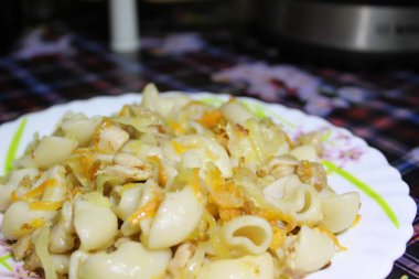 makarna plaka sıcağına fotoğraf. / kızarmış tavuk eti ile pişmiş makarna.kızarmış lahana ve havuç ilave edilir. akşam yemeği için lezzetli besleyici gıda bir tabak, Kahvaltı, öğle yemeği