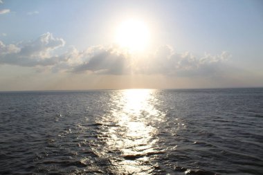 dalgalar ve gökyüzü ile göl / beyaz göl fotoğrafı .yüzeyde mavi dalgalar.gölün ve gökyüzünün ufkunu görebilirsiniz.gökyüzü beyaz bulutlarla mavidir.güneş parlar.Rusya'da gölün güzel manzarası,Vologda bölgesi.zaman 