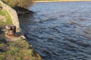 Marina 'lı beyaz göl ve büyük bir gölün / plaj / fotoğrafı görülebilir dalgalardır. Rıhtım eski, harap olmuş. İskele çimenleri ve kumları, beton bloklar. Manzara çok güzel.