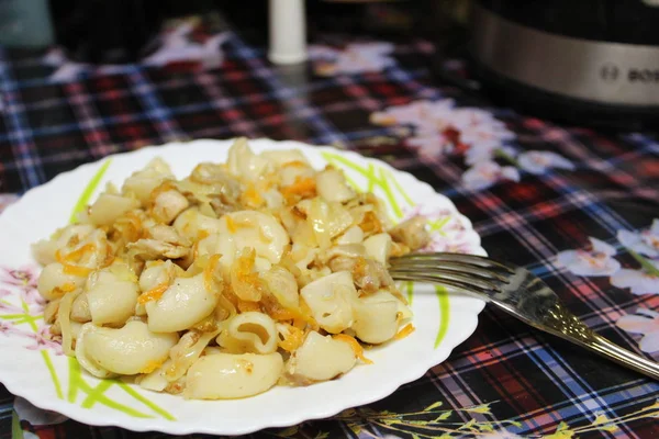 Foto Prato Massa Massas Cozidas Com Carne Frango Frita Repolho — Fotografia de Stock