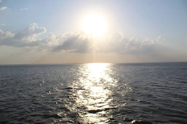 dalgalar ve gökyüzü ile göl / beyaz göl fotoğrafı .yüzeyde mavi dalgalar.gölün ve gökyüzünün ufkunu görebilirsiniz.gökyüzü beyaz bulutlarla mavidir.güneş parlar.Rusya'da gölün güzel manzarası,Vologda bölgesi.zaman 