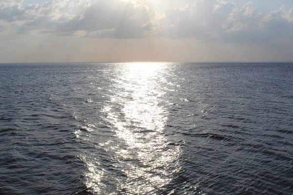 Lago Com Ondas Céu Com Sol Foto Lago Branco Ondas — Fotografia de Stock