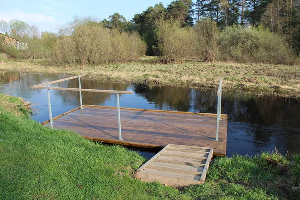 Radeau Bois Sur Rivière Pour Rincer Les Vêtements Photo Raft — Photo