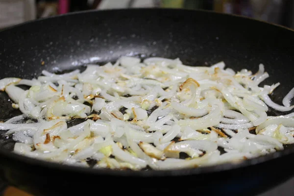 bir tavada kızarmış soğan fotoğraf / bir tavada soğan.o kesilmiş. bitkisel yağda kızartılmış.altın kahverengi kadar sote