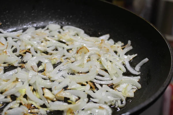 bir tavada kızarmış soğan fotoğraf / bir tavada soğan.o kesilmiş. bitkisel yağda kızartılmış.altın kahverengi kadar sote