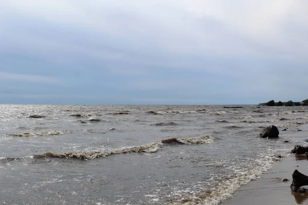 Pitoresk Dalgalar Kıyı Ile Büyük Göl Büyük Bir Göl Fotoğrafı — Stok fotoğraf