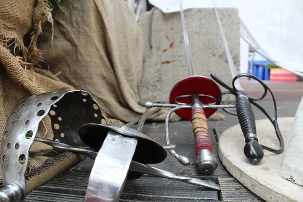 sanatsal eskrim / fotoğraf metal kılıç için dört farklı kılıç. rapiers sahnede eskrim kullanılır. eski, metal.performanslarda sanatsal eskrim silahları.sahne bıçakları ve kumaş çuval.