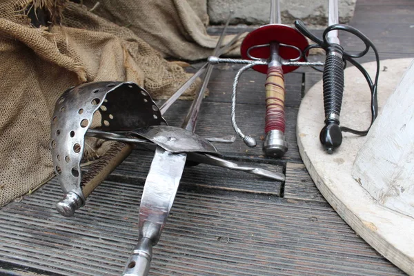 sanatsal eskrim / fotoğraf metal kılıç için dört farklı kılıç. rapiers sahnede eskrim kullanılır. eski, metal.performanslarda sanatsal eskrim silahları.sahne bıçakları ve kumaş çuval.
