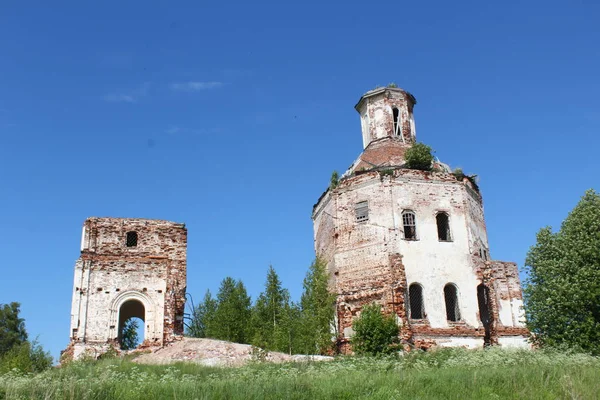 photo of the ruins of the ancient Church of Russia / the ruins of a historic building.the Church is old against the blue sky.architecture in the countryside.the walls of the building are destroyed by time.remained brick the wall,some with whitewash.t