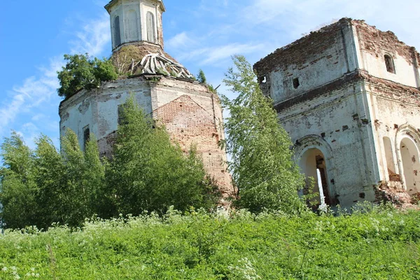 photo of the ruins of the ancient Church of Russia / the ruins of a historic building.the Church is old against the blue sky.architecture in the countryside.the walls of the building are destroyed by time.remained brick the wall,some with whitewash.t