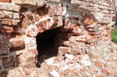 Rusya'daki eski bir kilisenin kalıntılarındaki duvarlar ve Pencereler / tapınağın eski bir kilisesinin fotoğrafı duvarlar vardı.tuğladan yapılmış ve beyaz badanalı.bina Windows'u korumuştur.kemer şeklindeki delik.