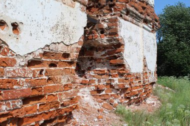 zaman zaman eski tapınağın tuğla duvarları yok / fotoğraf duvar.duvar eski, tahrip.kırmızı tuğla.zaman kilise yok etti.tarihi bir binanın antik kalıntıları.mavi gökyüzüne karşı.yeşil çalılar ve çimenler.time yıl toplamı
