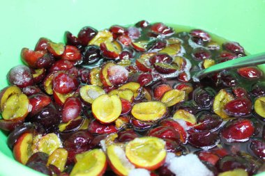 reçel için şeker şurubu taze erik / taze erik fotoğrafı.meyve bir kase bulunmaktadır.meyve şeker ile kaplıdır ve şurup vermek.pişirme reçel için hazırlık.meyve ağaçlarının yaz hasat.