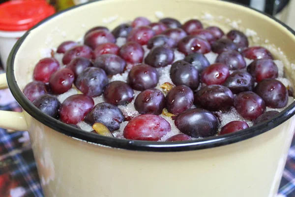 reçel tenceresinde taze erik / taze erik fotoğrafı.meyveler tavada.meyve yarıya indirilir.taş çıkarıldı.böğürtlenler şekerle katmanlar halinde konur.pişirme reçeli için hazırlık.