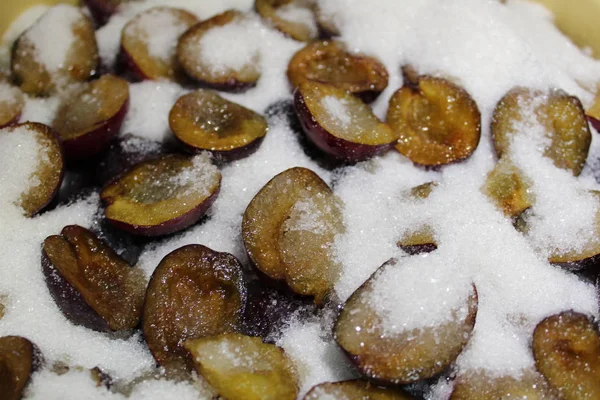 Mitades Ciruelas Picadas Con Azúcar Foto Mitades Plumas Frutos Sin — Foto de Stock