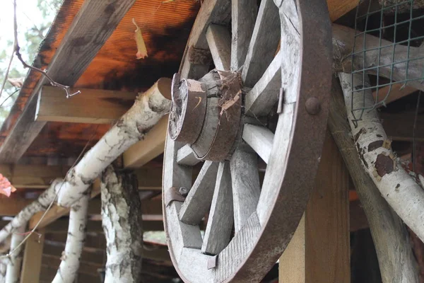 トラックからの古い木製の車輪 トラックからの古い車輪の写真 木製で車輪の縁は金属でスポークは木製です — ストック写真