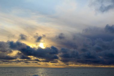 Beyaz Göl 'ün güzel manzarası, Vologda Oblastı, Rusya / güzel bir manzaranın fotoğrafı. Mevsim soğuk sonbahar. Yerde kar ve ağaçlar var. Rıhtım ve yol gölete gidiyor. Gölde küçük dalgalar,