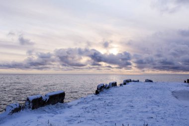 Beyaz Göl 'ün güzel manzarası, Vologda Oblastı, Rusya / güzel bir manzaranın fotoğrafı. Mevsim soğuk sonbahar. Yerde kar ve ağaçlar var. Pier ve yol gölete gider.