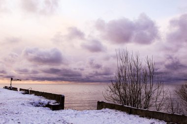 Beyaz Göl 'ün güzel manzarası, Vologda Oblastı, Rusya / güzel bir manzaranın fotoğrafı. Mevsim soğuk sonbahar. Yerde kar ve ağaçlar var. Pier ve yol gölete gider.