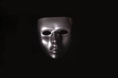 parlak metalik bir maske bir başlangıç siyah arka plan karşı vurgulanır