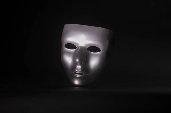 parlak metalik bir maske bir başlangıç siyah arka plan karşı vurgulanır