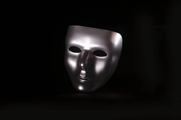 Uma Máscara Metálica Brilhante Destacada Contra Fundo Preto Partida — Fotografia de Stock