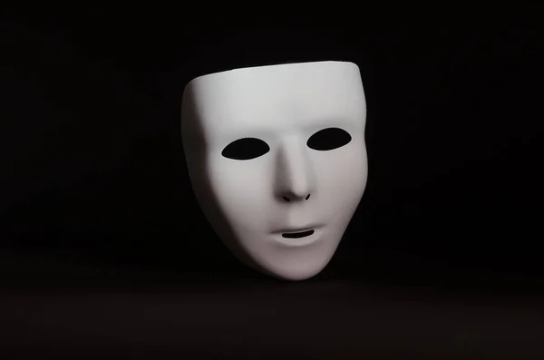 Een Blanco Emotieloze Maskerade Masker Gemarkeerd Tegen Een Grimmige Zwarte — Stockfoto