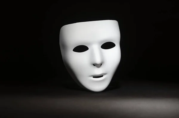 Una Máscara Mascarada Blanco Sin Emociones Destaca Sobre Fondo Negro — Foto de Stock