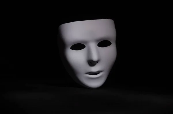 Una Máscara Mascarada Blanco Sin Emociones Destaca Sobre Fondo Negro —  Fotos de Stock