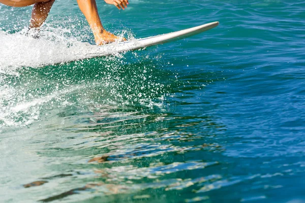 Nahaufnahme Der Schönen Jungen Sportlichen Mädchen Einem Bikini Badeanzug Reiten — Stockfoto